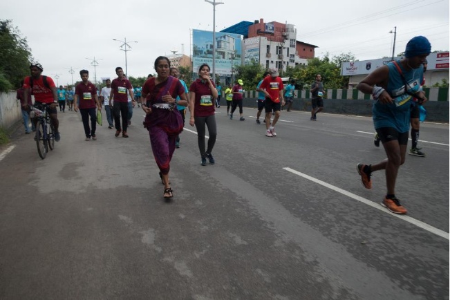 Running while many 10K runners are walking